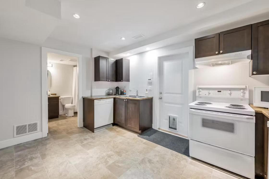 Private 1 Bedroom In Brookswood 랭글리 외부 사진